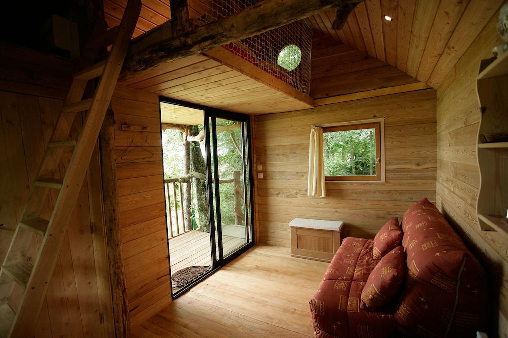 La Cabane Aux Secrets - Au Milieu De Nulle Part Outines Room photo